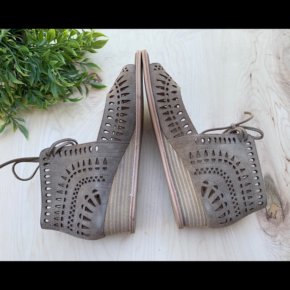 Vaneli Vintage NEW tie up shoes - Picture 7 of 9